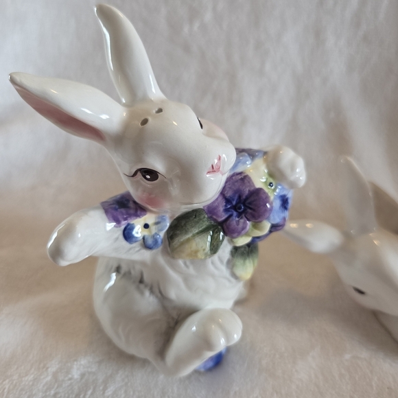 Andrea by Sadek Playful Baby Bunny Rabbits w/Hydrangeas Salt and Pepper Shakers - Picture 2 of 12